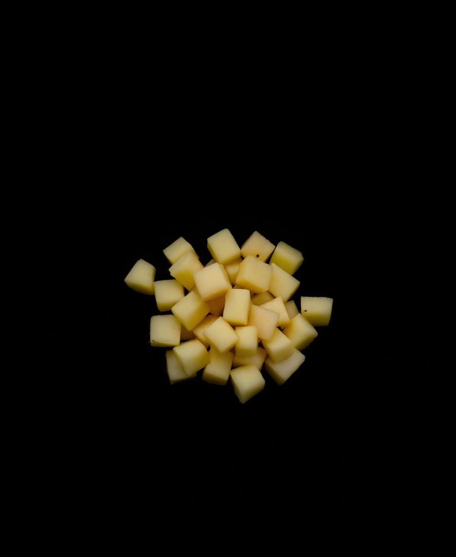 Krumpir rezan na kocke 15 x 15 mm na tamnoj podlozi